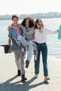 friends-at-seaside